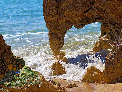 葡萄牙阿尔布费拉海岸蓝色海洋中的红悬崖 蓝色的图片