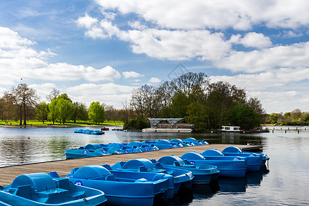 阳光明媚的日子 在公园的湖上游艇 蓝色的 船图片