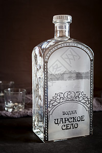 一瓶伏特加和两杯伏特加伏特加 沙尔斯科耶·塞罗图片