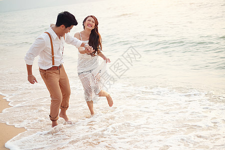 快乐的情侣在沙滩上放松和微笑 幸福 娱乐 蜜月图片