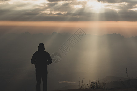 黎明的景色闪耀在Pha Nok Aen的云中 旅游 风景图片