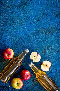 蓝色背景顶视图空间上层的苹果苹果苹果醋瓶 果汁 平坦的图片