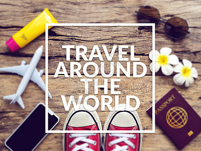 护照 手机 飞机模型 红色运动鞋和旅行者配饰的平躺式木制背景 文字环游世界 旅行和度假的概念图片