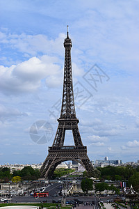 法国巴黎-2018 年 4 月 28 日 在阳光明媚的春日欣赏埃菲尔铁塔 埃菲尔铁塔 的美丽景色-巴黎最著名纪念碑的壮丽景色 欧图片