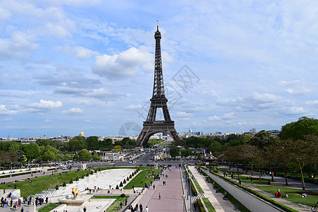 法国巴黎-2018 年 4 月 28 日 在阳光明媚的春日欣赏埃菲尔铁塔 埃菲尔铁塔 的美丽景色-巴黎最著名纪念碑的壮丽景色 首图片