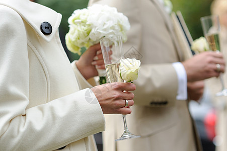 拿着香槟杯的新娘和新郎 玫瑰 订婚 夫妻 喝 婚姻图片