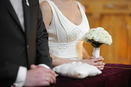 举行白色婚礼鲜花花束的新娘 宏观 订婚 妻子 裙子图片