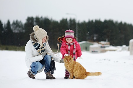 托德勒女孩和母亲在冬天天 童年 女儿 宠物图片