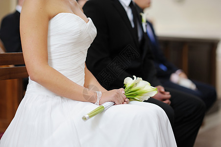 举行白色婚礼鲜花花束的新娘 天 婚姻 庆典 女孩图片