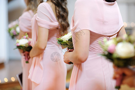 带花束的伴娘一排 爱 已婚 婚礼 婚姻 喜悦 紫色的图片