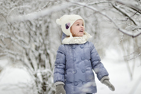 小女孩在冬天玩得开心 假期 孩子 自然 笑 女性图片