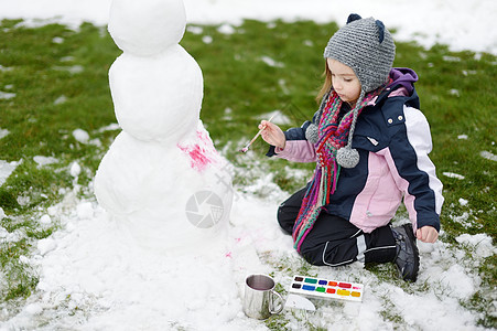 一个女孩在画雪人图片