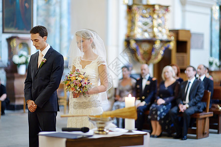 教堂的新娘和新郎 金发 爱 时尚 成人 仪式图片