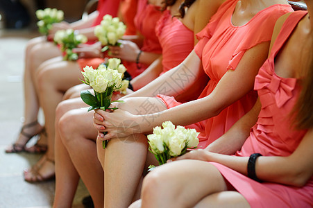 带花束的伴娘一排 婚礼 仪式 花店 裙子 花的 玫瑰图片