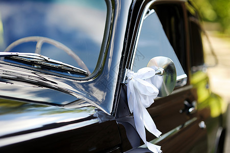 装饰白色丝带的婚礼车图片