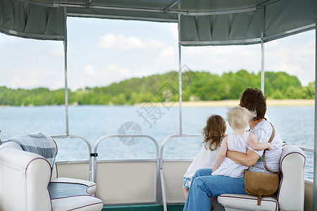 幸福的家庭在帆船上玩得开心 孩子们 海 孩子 女儿图片