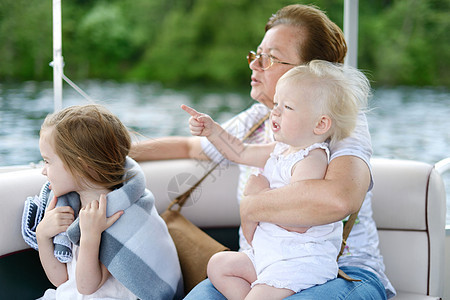 幸福的家庭在帆船上玩得开心 旅游 成人 孩子 河图片