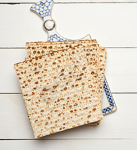 白木本底的烤平方马铃薯堆 小吃 希伯来语 面包店 宗教图片