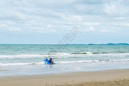 蓝天和水滑船的海滩海和海滩海 摩托艇 假期 水上摩托图片