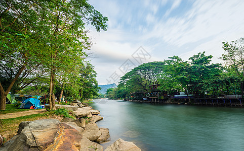 在河附近扎营和帐篷 草 美丽的 场景 公园 湖图片