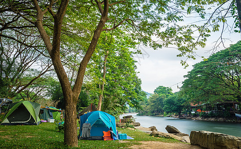 在河附近扎营和帐篷 冒险 蓝色的 夏天 闲暇 湖 森林图片