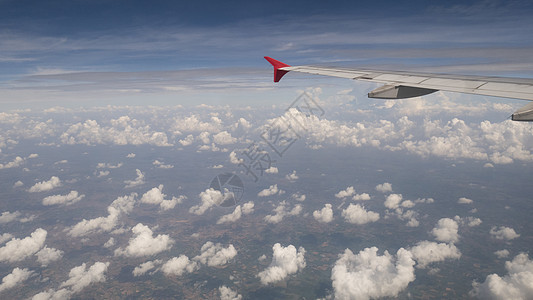 飞机旅行概念 从飞机窗口查看 飞机机翼下的云彩和蓝天 从宽角飞机的窗户看到 有旅行社背景的复制空间 商业 乘客图片