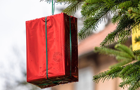 绿色包裹着圣诞礼物的绿封装 上面挂着绿丝带图片