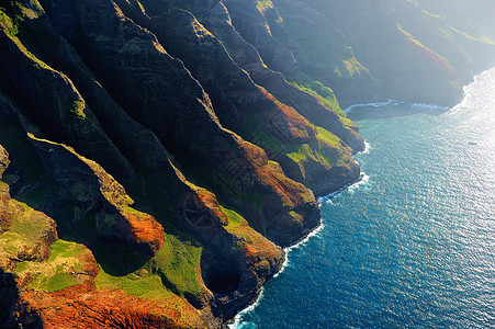 Na Pali海岸美丽的空中风景 戏剧性 波浪图片