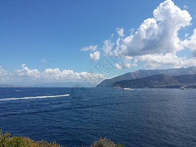 从空中俯瞰意大利索伦托和那不勒斯湾的海岸线 — 该地区以柠檬和柠檬酒的生产而闻名 — 意大利 海洋 海滩图片