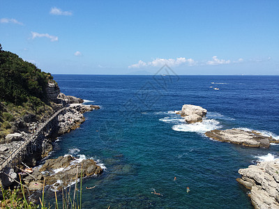 从空中俯瞰意大利索伦托和那不勒斯湾的海岸线 — 该地区以柠檬和柠檬酒的生产而闻名 — 意大利 晴天 海滩图片