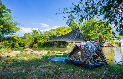 河流附近自然公园的露营和帐篷 旅游 太阳图片