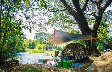 河流附近自然公园的露营和帐篷 湖 闲暇图片