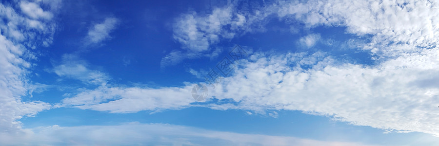 阳光明媚的一天有云彩的全景天空 热带 蓝色的 美丽图片