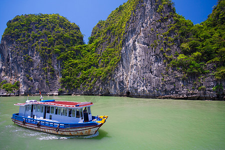 越南著名的旅游胜地 漂浮在石灰石岩石中的旅游垃圾船在下龙湾 河内 南中国海 越南 东南亚的地标图片
