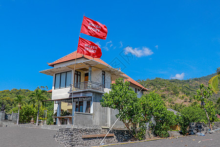 带有火山砂的多层沙滩别墅 红旗与i 海豹 夏天图片