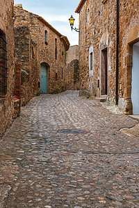 西班牙吉罗纳市Begur带灯笼的旧城街图片