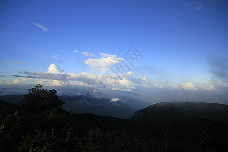 有云云和山岳 薄雾 蓝色的 夏天 植物 仙境图片