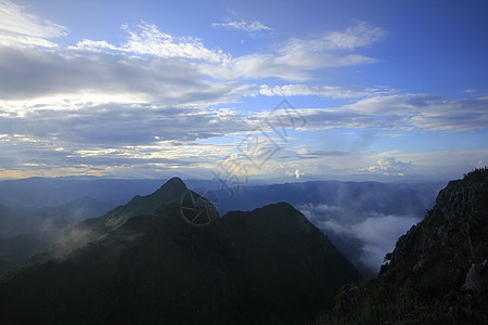 有云云和山岳 美丽 旅行 蓝色的 假期 黎明 农村图片