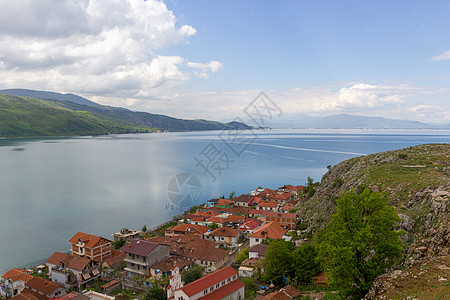 位于阿尔巴尼亚奥赫里德湖上空的美景图片
