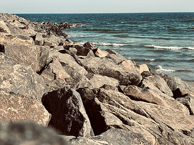 海浪在海滩上海浪与岩石一起 在泰米尔纳都恩诺尔海滩岸边 海岸线 旅游图片