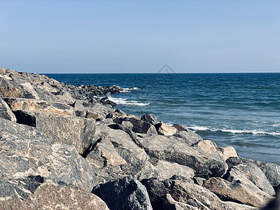 海浪在海滩上海浪与岩石一起 在泰米尔纳都恩诺尔海滩岸边 海景 云图片