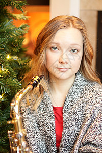 圣诞时间 美丽的音乐女孩与萨克斯福图片