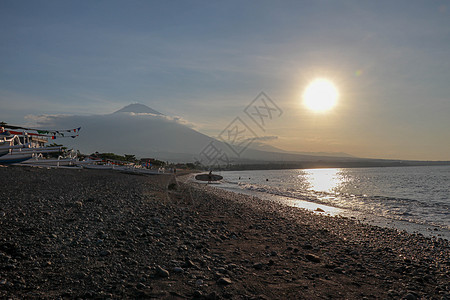 日落在靠近因顿斯岛巴厘阿贡火山附近的巴厘海上空 海洋 美丽的图片