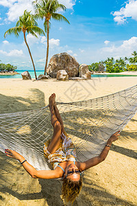 女人在沙滩上放松 水 蓝色的 海滩 宁静 时尚图片