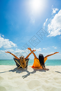 妇女在热带海滩的横轴渡轮上享受节假日 水图片