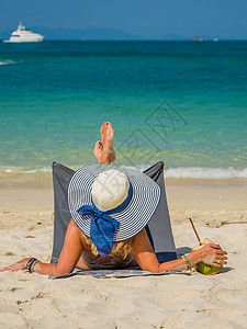 妇女在热带海滩的横轴渡轮上享受节假日 水图片