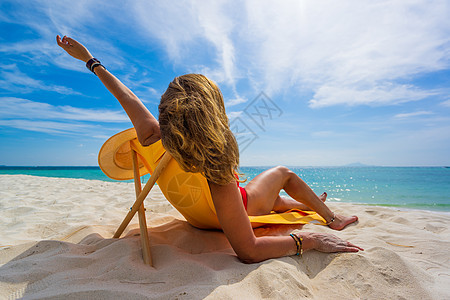 妇女在热带海滩的横轴渡轮上享受节假日 杂志封面图片