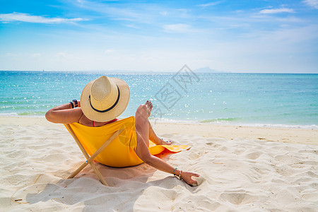 妇女在热带海滩的横轴渡轮上享受节假日 海洋图片