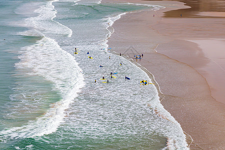 英国康沃尔海滩外波浪波中浮游 自然采光 沿海 海岸图片