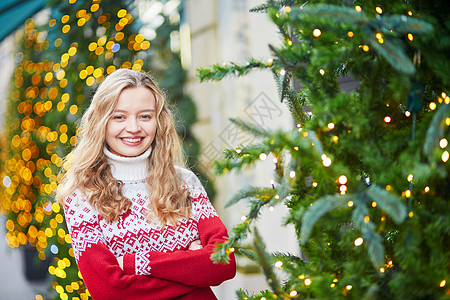 带着一棵明亮装饰的圣诞树的女孩 户外 城市 时尚背景图片